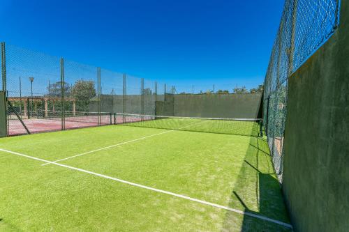 einen Tennisplatz mit einem Netz darüber in der Unterkunft Las Marismas by Ĥ in Isla Canela