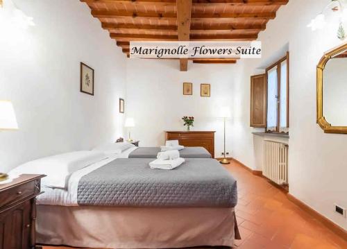 - une chambre avec un grand lit et un miroir dans l'établissement Marignolle Flowers Suite, à Florence