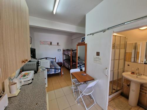 Habitación con lavabo, mesa y sillas en Nicosia rooms Studios en Nicosia