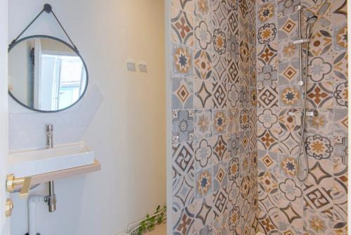 マルセイユにあるParadis d'amour avec terrasseのバスルーム(シャワー、洗面台、鏡付)