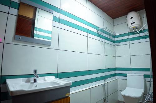 Mazhavilkadu ForestResort & Restaurant في كوجيكود: حمام مع حوض ومرحاض