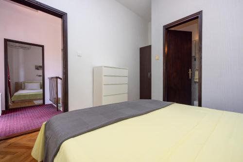 a bedroom with a large bed and a mirror at CIRO in Selce