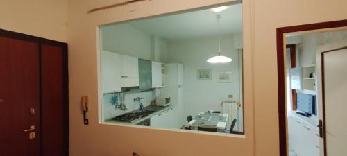 eine Küche mit einem großen Fenster in einem Zimmer in der Unterkunft Primetta House in Florenz