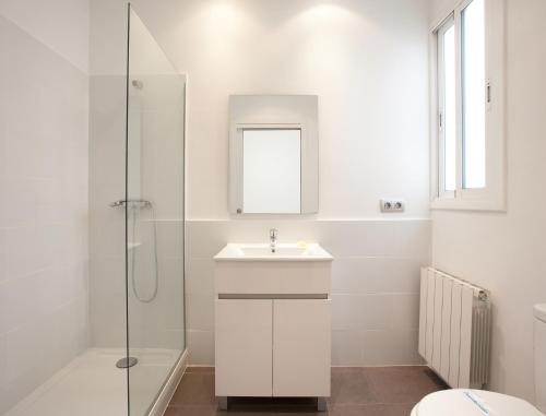 バルセロナにあるStay U-nique Apartments Sepulvedaの白いバスルーム(シンク、シャワー付)