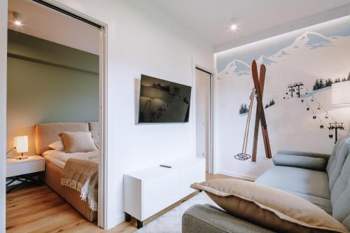 Llit o llits en una habitació de Górskie Szczyty Apart & SPA Apartament 4 Sauna Jacuzzi i Parking w cenie