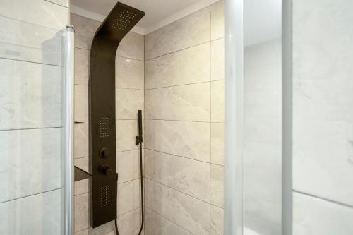La salle de bains est pourvue d'une douche avec une porte en verre. dans l'établissement Apartamento WELCS EMP-064- frente al Mar, à Empuriabrava