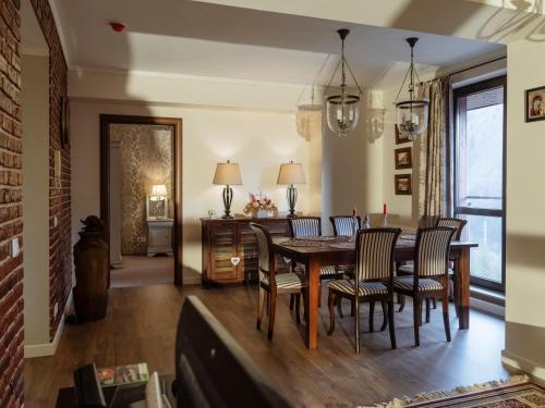 - une salle à manger avec une table et des chaises dans l'établissement Constellation Loft Colina Marei with fireplace, xBox & baby crib, à Sinaia