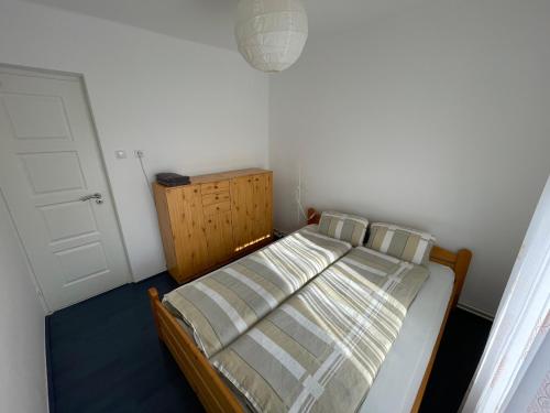 Un pat sau paturi într-o cameră la Hello Apartman