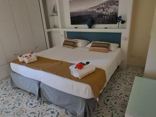 聖安吉洛的住宿－Casa Pozzillo，一间卧室配有两张带毛巾的床