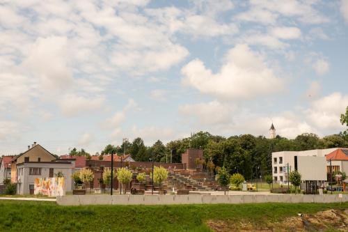 un parco con un edificio e scale in città di KONAK a Pleternica