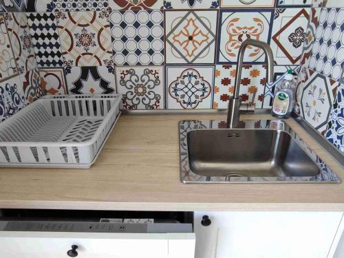Il comprend une cuisine équipée d'un évier et d'un lave-vaisselle. dans l'établissement Appartement Le Lavandou, 2 pièces, 4 personnes - FR-1-308-82, au Lavandou
