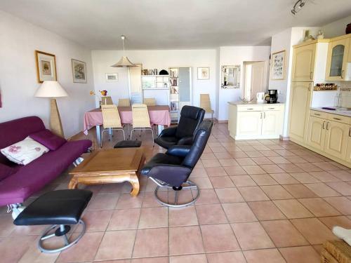 un salon avec un canapé et une table dans l'établissement Appartement T3 avec garage privatif, terrasse, à 400m des plages et proches commerces - FR-1-316-229, à Six-Fours-les-Plages