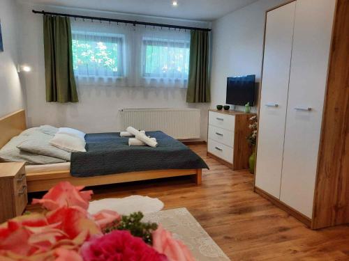 um quarto com uma cama, uma cómoda e uma televisão em Apartments in Siofok/Balaton 36443 em Siófok