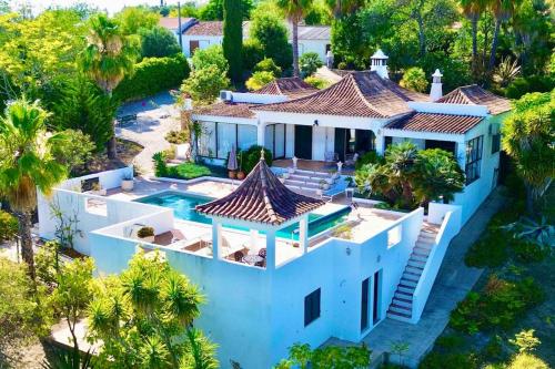 eine Luftansicht eines Hauses mit Pool in der Unterkunft Magical VILLA CASA KOI in Sao Bras de Alportel in São Brás de Alportel