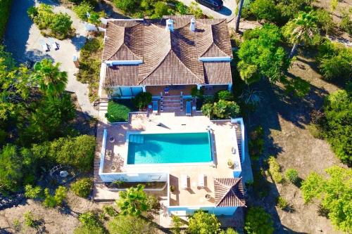 una vista aérea de una casa con piscina en Magical VILLA CASA KOI in Sao Bras de Alportel en São Brás de Alportel
