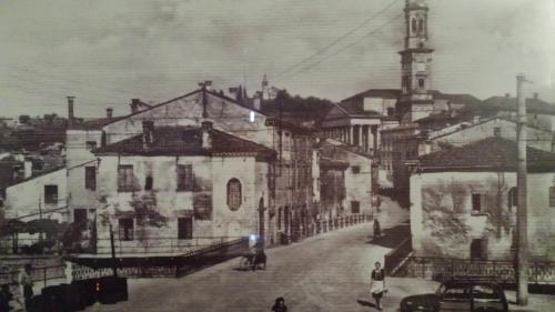 a black and white photo of a city street with buildings at Casa Hellen in Monteforte dʼAlpone