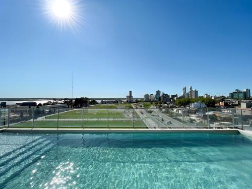 una piscina sul tetto di un edificio di Estudio en Puerto Norte con PILETA incluida y COCHERA opcional a Rosario