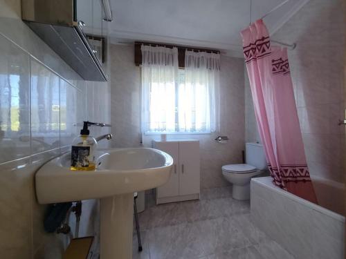 een badkamer met een wastafel en een toilet bij Casa Amparo 
