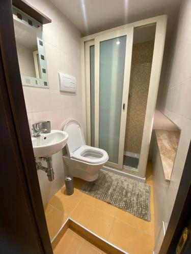 een badkamer met een toilet en een wastafel bij DALY home intero appartamento in Mugnano di Napoli
