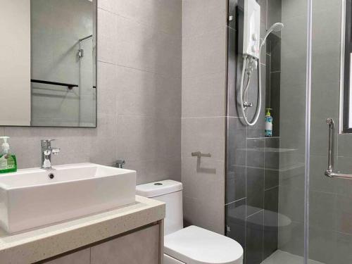 y baño con lavabo, aseo y ducha. en To Come Again Abode, IOI Resort City, Putrajaya en Serdang