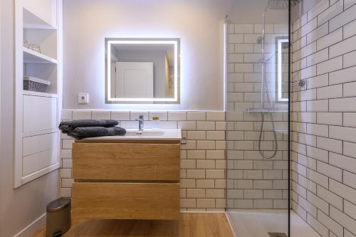 a bathroom with a sink and a mirror and a shower at Apartamento Suite Gran Vía in Murcia