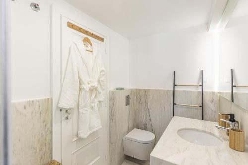 カスカイスにあるCascais Petit Bijou by CadenzaLuxの洗面台とトイレを備えた白いバスルーム