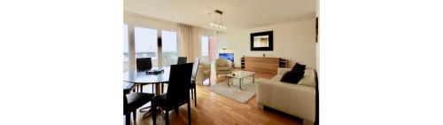 ein Wohnzimmer mit einem Sofa und einem Tisch in der Unterkunft Comfortable, sunny, quiet, good location! in Lausanne