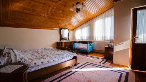 Ліжко або ліжка в номері kılıçbey villa esiroğlu