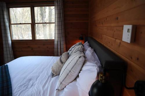 ภาพในคลังภาพของ Luxe Lake Harmony Home, Game Room, Firepit, Deck ในSpilt Rock