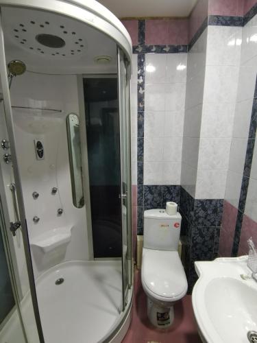 Ένα μπάνιο στο Altyn Adam Hotel