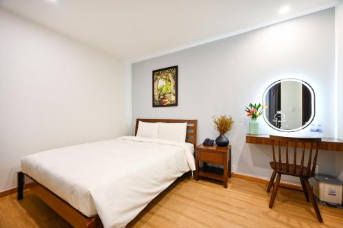 Una cama o camas en una habitación de Pearl Central Hotel- Near Nguyen Hue street