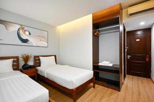 Una cama o camas en una habitación de Pearl Central Hotel- Near Nguyen Hue street