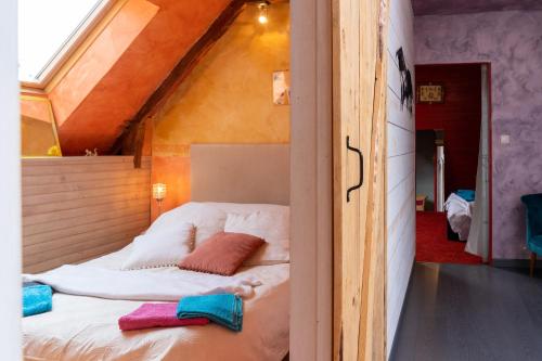 een slaapkamer met een bed op zolder bij Les Granges De Kergroes in Guidel