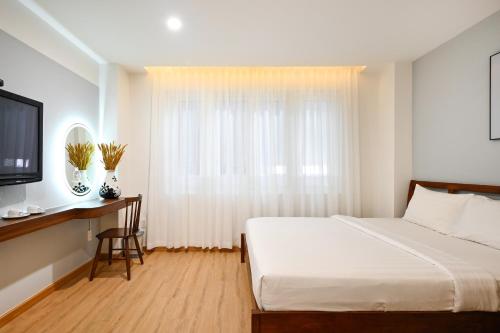 Una cama o camas en una habitación de Pearl Central Hotel- Near Nguyen Hue street