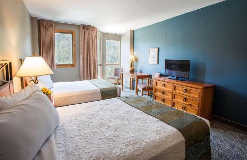 Ένα ή περισσότερα κρεβάτια σε δωμάτιο στο Winter Park Mountain Lodge