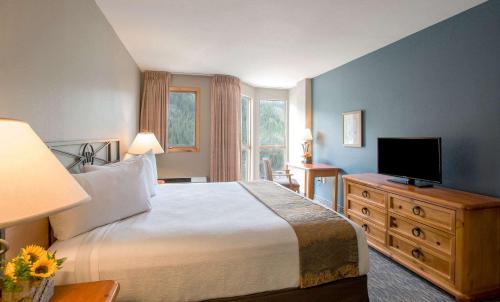 Ένα ή περισσότερα κρεβάτια σε δωμάτιο στο Winter Park Mountain Lodge