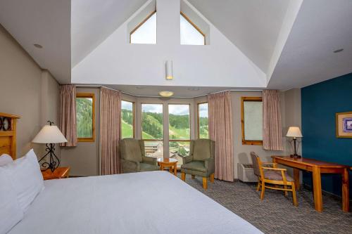 Ένα ή περισσότερα κρεβάτια σε δωμάτιο στο Winter Park Mountain Lodge