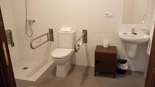 uma casa de banho com um WC e um lavatório em Hostal San Cristobal - Pontedeume em Puentedeume