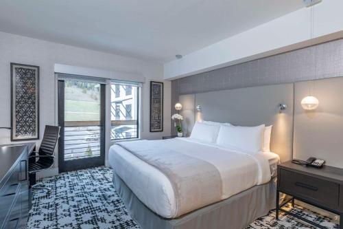 Ένα ή περισσότερα κρεβάτια σε δωμάτιο στο Cambria Hotel Copper Mountain