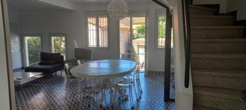 une salle à manger avec une table et un escalier dans l'établissement Vacances à la mer, à Banyuls-sur-Mer