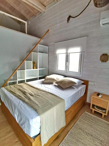Un dormitorio con una cama grande y una ventana en Sea and Sand, en Elafonisos
