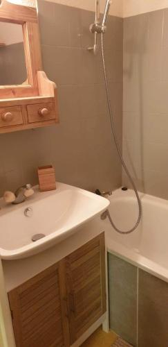 une salle de bain avec un lavabo et une baignoire dans l'établissement Studio avec grande terrasse 4 personnes centre station la Foux d'Allos, à La Foux