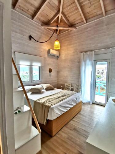 um quarto com uma cama num quarto com paredes de madeira em Sea and Sand em Elafonisos