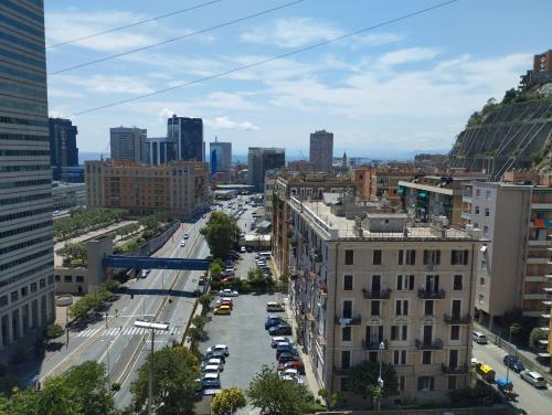 z góry widok na ulicę miejską z budynkami w obiekcie Casa Nonna Anna w Genui