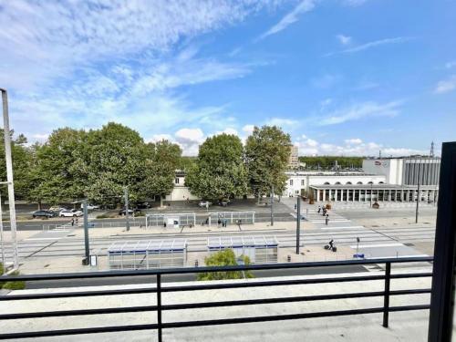 une vue d'un parking depuis un balcon dans l'établissement Jupiter - SILS ( 2 appartements ), à Caen