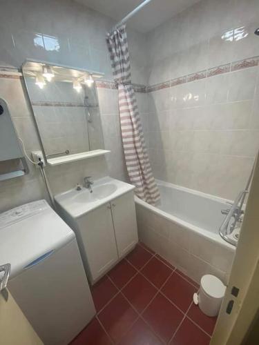 une salle de bain avec un lavabo, une baignoire et des toilettes dans l'établissement Appartement avec vue T2 7pl 55m2 Orcières Merlette, à Orcières