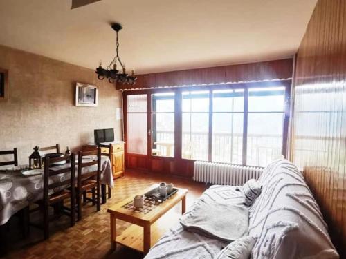 un salon avec un canapé et une salle à manger dans l'établissement Appartement avec vue T2 7pl 55m2 Orcières Merlette, à Orcières