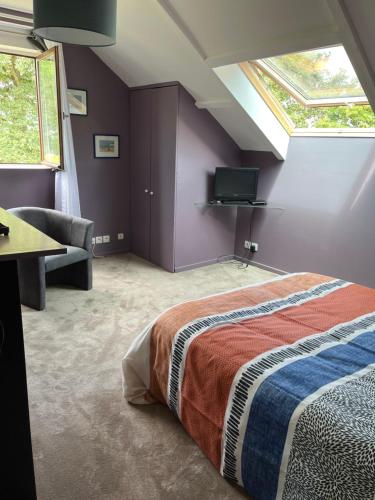 une chambre avec un lit, un canapé et une fenêtre dans l'établissement Maison de campagne, à Montsûrs