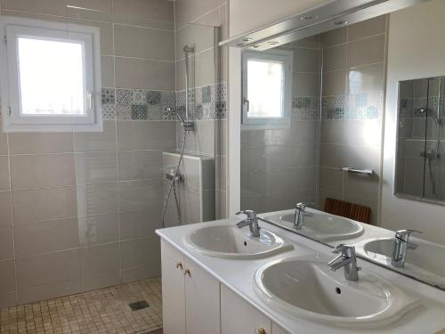 La salle de bains est pourvue de 2 lavabos et d'une douche. dans l'établissement Belle maison sur la Voie Verte, Mâcon-Cluny, 6 personnes, à Charnay-lès-Mâcon