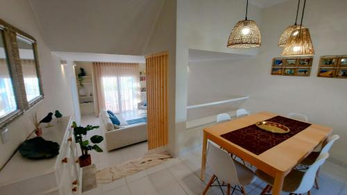 cocina y comedor con mesa y sillas en All Dreams Apartment - Urbanização Windmill, en Albufeira